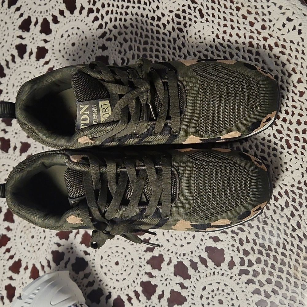 TDN tennis shoes  size 9.5